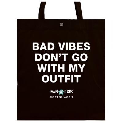 BAD VIBES DON´T GO WITH MY OUTFIT Thumbnail