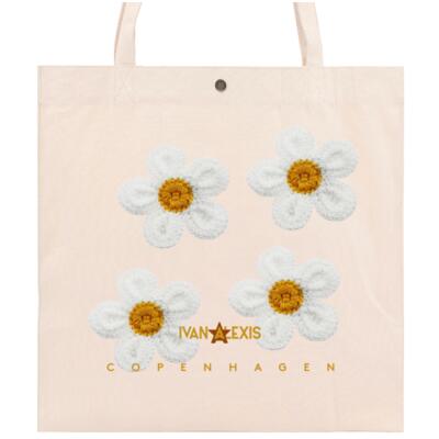 4 white knit flowers Thumbnail